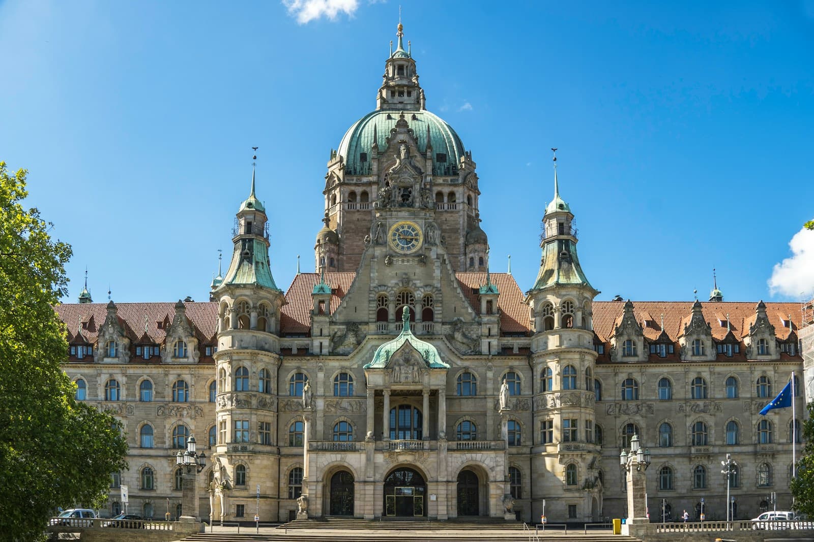 Neues Rathaus in Hannover mit Europaflagge